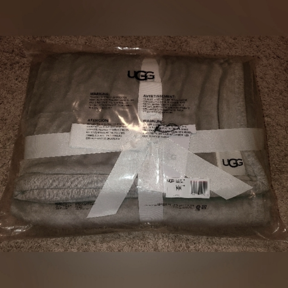 NWT Ugg blanket ♡